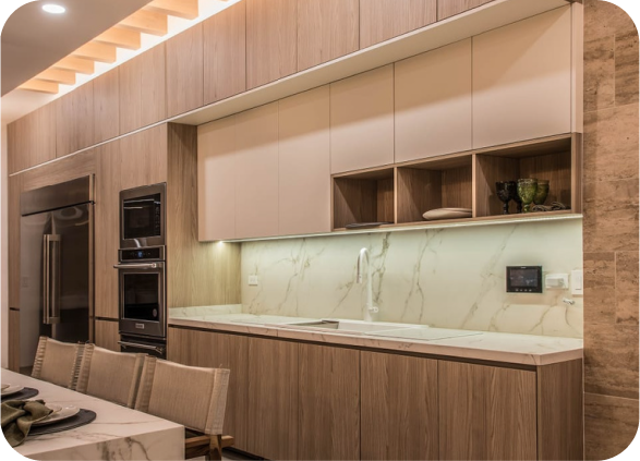 Cocina con mobiliario a medida en madera y mármol