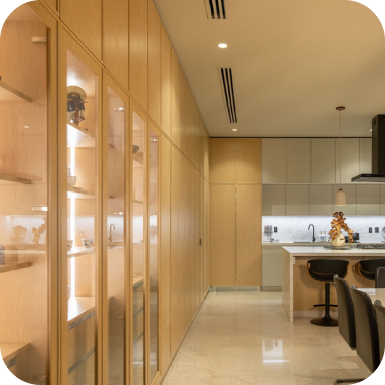 Detalle de cocina con vitrina y madera clara